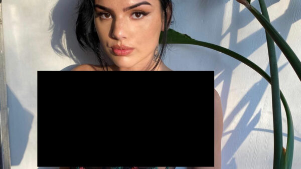 Famke Louise zet 'pikante' foto online en schuurt lekker tegen de grens van Instagram