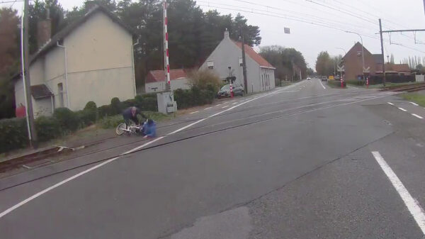 Vlaamse buschauffeur redt oma van spoorwegovergang en is held van de dag