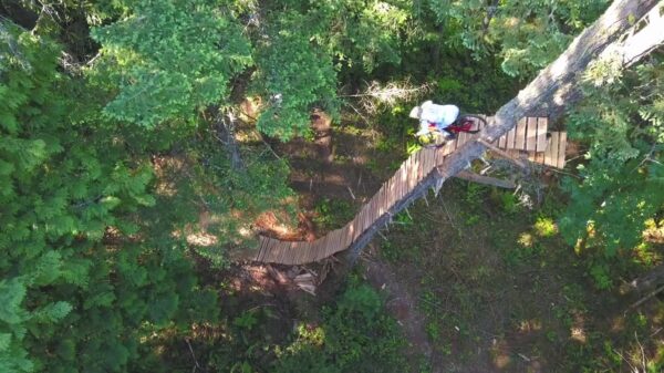 Jordie Lunn bouwt bijna-verticale ramp en joekelt er op zijn mtb vanaf