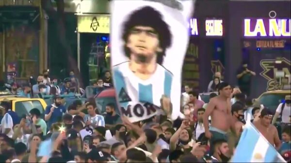 Wereldwijd duizenden fans de straat op om overleden Diego Maradona te eren