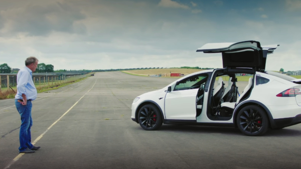 Jeremy Clarkson doet de test: Tesla Model X vs. Audi R8 op de dragstrip