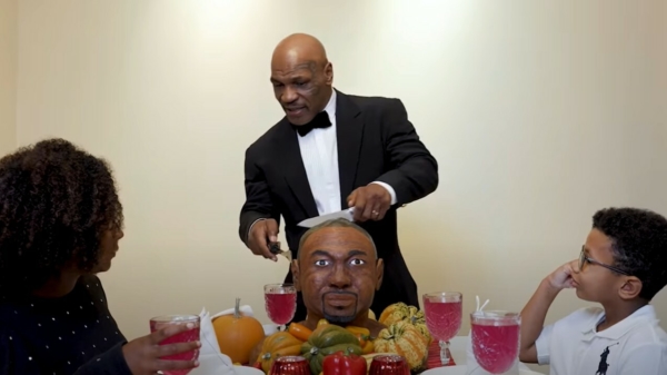 Mike Tyson neemt tijdens Thanksgiving een hap uit het oor van Roy Jones Jr.