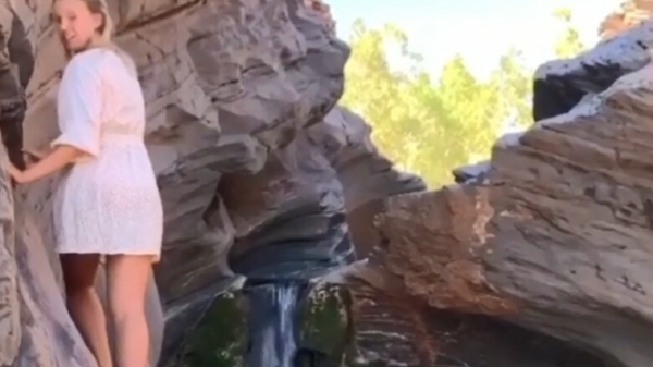 Bergbeklimmer glijdt van rots