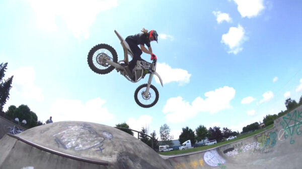 Joshua Hill laat zien dat stunten met een elektrische motor prima gaat