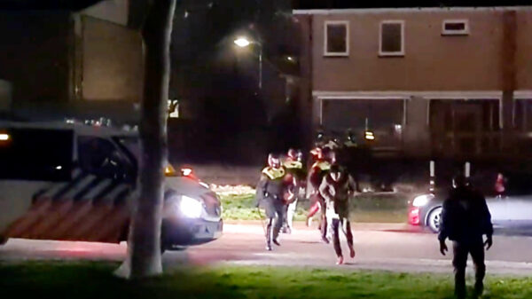 Opnieuw herres op Urk: politie en ME bekogeld met zwaar vuurwerk