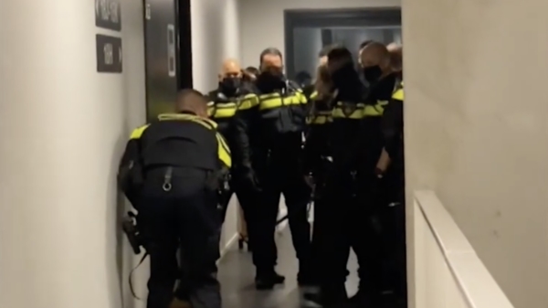 Politie belaagd tijdens gezellig coronafeestje voor 50 man in Den Haag