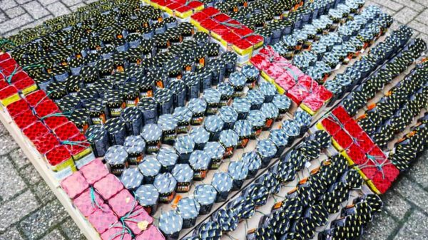 Pyro's gonna pyro: 500 vuurwerkcakes in één keer de lucht in knallen