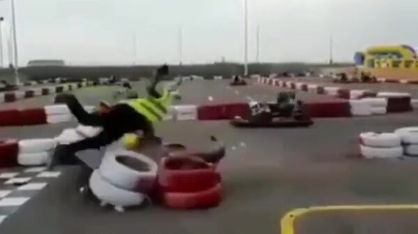 Marshall op de kartbaan krijgt een onverwachte optater van aanstormende kart