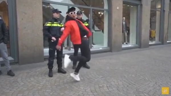 Irritante schijtvlogger wordt gepowned door de Amsterdamse politie