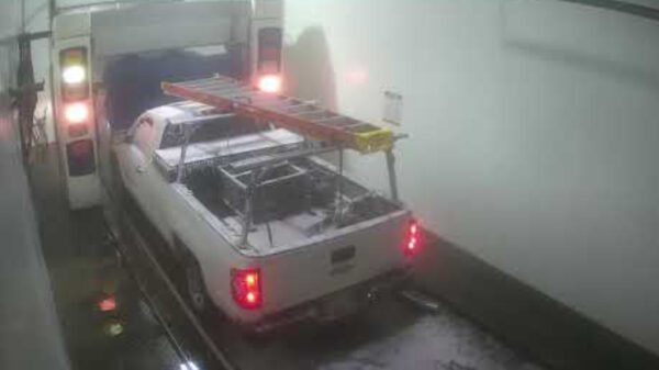 Met een ladder op je dak door de wasstraat is het allerdomste idee van vandaag