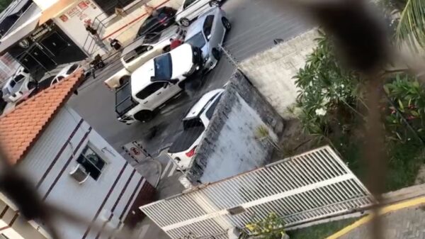 KOEKOEK. Mafkees rijdt dwars over een motorkap heen tijdens een verkeersfittie