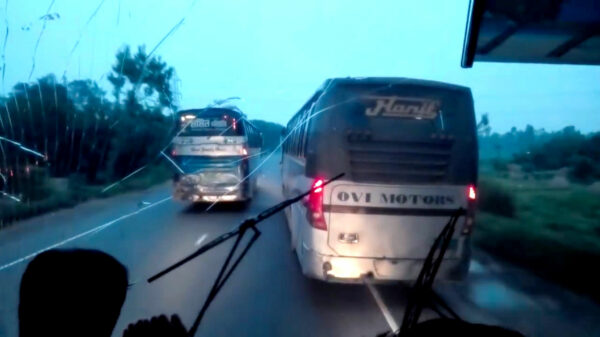 Als je een ritje met deze Indiase buschauffeur overleeft dan kan je alles aan