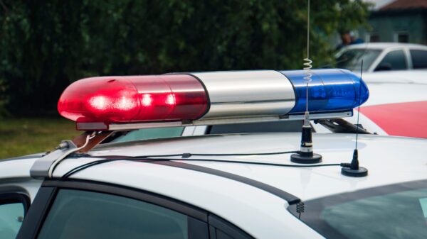 Tijdens een achtervolging in Twente je politieauto in de sloot parkeren is knap onhandig