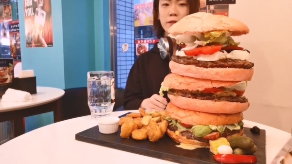 Veelvraat Dracö gaat vandaag voor een abnormale hamburger van 4,5 kg