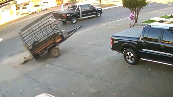 Voetganger heeft een close calletje met een losgeraakte aanhanger