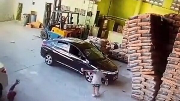 Auto legt het af tegen een lading cementzakken