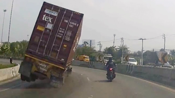 Thaise motormuis wordt nèt niet geplet door omvallende vrachtwagen