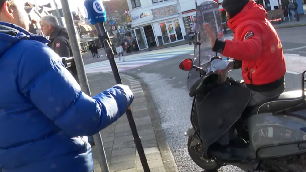 Scooterkneus terroriseert interviewer tijdens dikke-mensen-item in Zaanstad