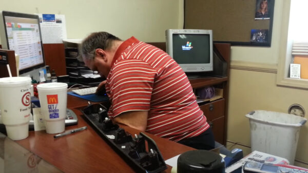 Dorpsomroeper zzzzzznurkt halve wijk wakker als hij in slaap valt