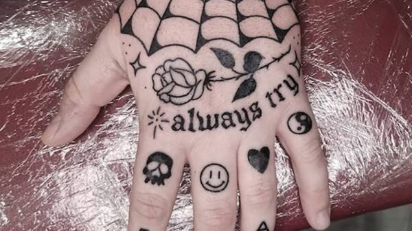 Liefhebbers van tatoeages komen weer volledig aan hun trekken (191)