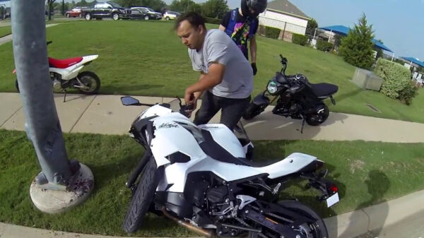 Uitslover klapt met zijn gloednieuwe motor vol tegen een elektriciteitspaal