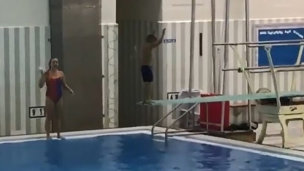 Schoonspringertje doet dappere poging tot een backflip