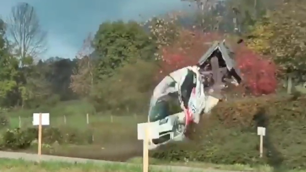 Zelfs Jezus is niet veilig voor deze rallyrijder