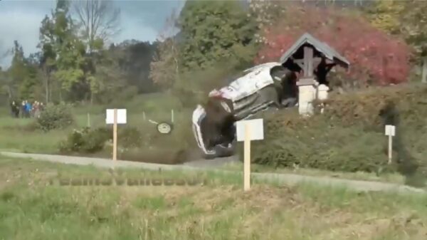 Zelfs Jezus is niet veilig voor deze rallyrijder