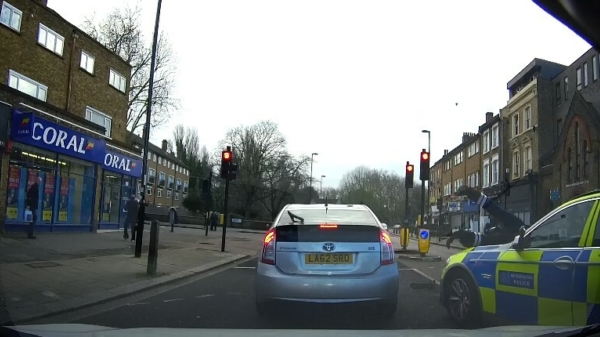 Scooterrijder kust tijdens achtervolging de motorkap van politieauto