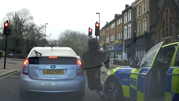 Scooterrijder kust tijdens achtervolging de motorkap van politieauto