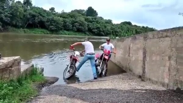 Als je motor in het water staat maar je geen natte voeten wil