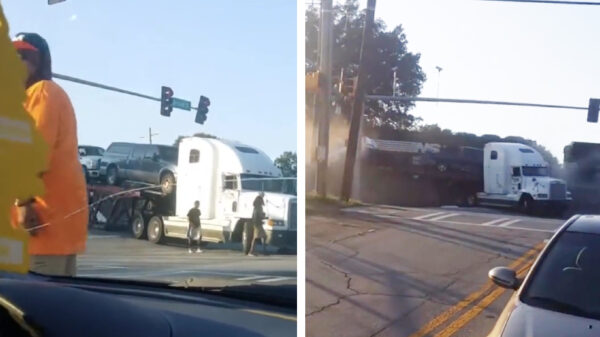 Oude doos: aanstormende trein beukt zich een weg door aanhanger vol auto's