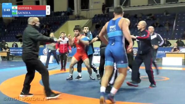 Russisch potje worstelen eindigt in een bokswedstrijd. Round 1 Fight!