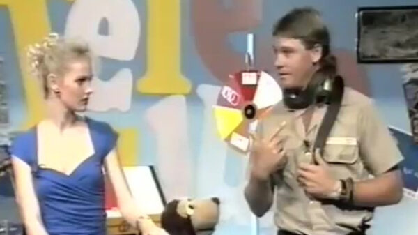 Web classic: Steve Irwin komt erachter dat pythons toch wel bijten