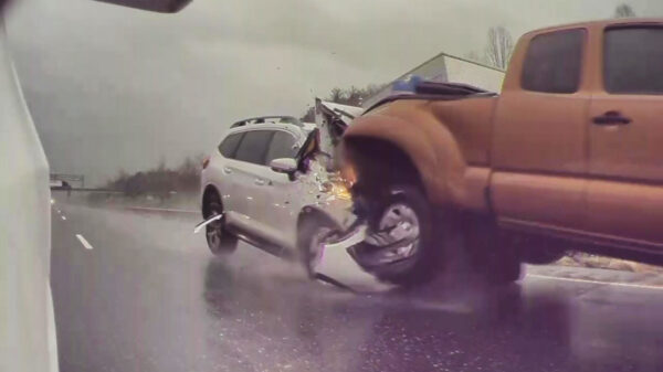 Tesla Model 3 legt van extreem dichtbij een kogelharde snelwegcrash vast