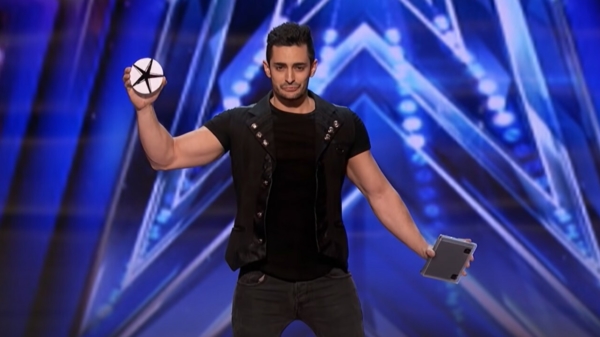 Goochelaar Florian Sainvet is de levende cd-wisselaar bij America's Got Talent