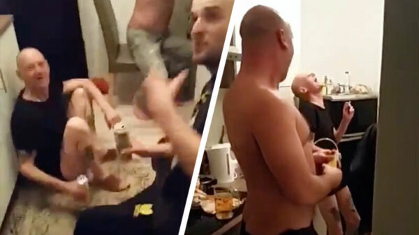 Poolse grappenmaker haalt een ranzig geintje uit tijdens het afteren