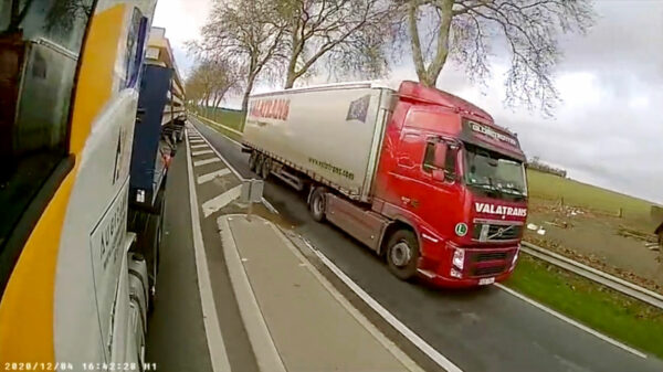 Wanne gek. Vrachtwagenchauffeur maakt meest idiote inhaalactie van de week