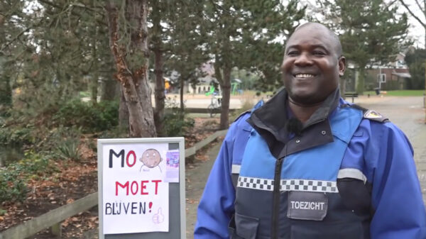 Vrolijke toezichthouder prins Mohammed Baparape wil niet weg uit Emmen