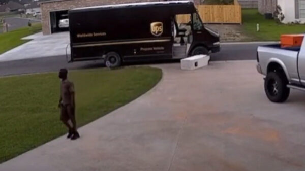 Bezorger heeft ontzettende offday en rijdt brievenbus compleet aan gort