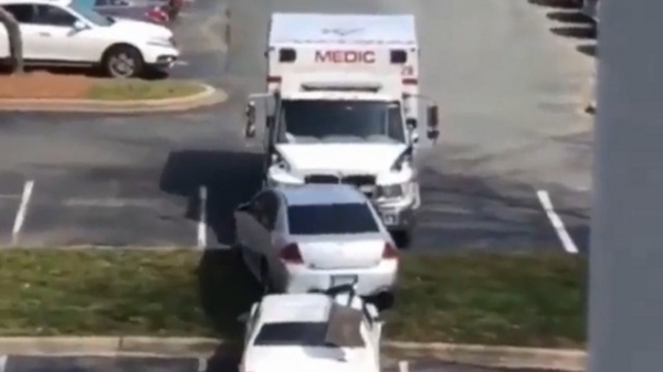 Gast steelt een ambulance en ramt auto’s op de parkeerplaats