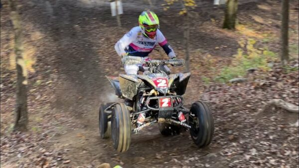 Vol gas met een quad de heuvel op blijkt zo makkelijk nog niet