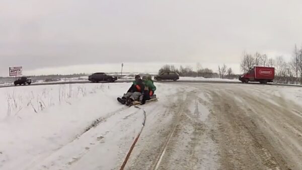 Zo'n bizar stukje sleetje rijden kan ook alleen maar in Moedertje Rusland