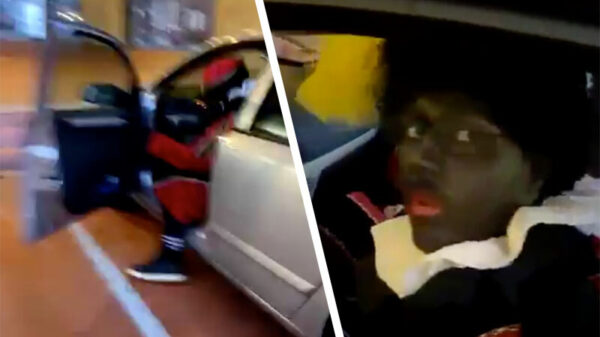 Druktemaker gaat los na het spotten van een aantal Zwarte Pieten