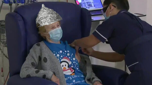 It has begun: allereerste mens ingeënt met 5G track and trace-software