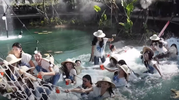 Wat kan er misgaan als je 30 Miss Thailand-deelnemers op een gammele brug zet?