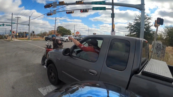 Chagrijn in Ford F-150 tikt motorrijder aan tijdens het bekvechten