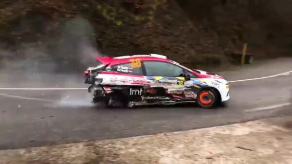 Altijd vervelend als er tijdens het rallyen een huis in de weg staat