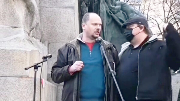 Antimasker weigert lapje dus krijgt 'ie een klapje