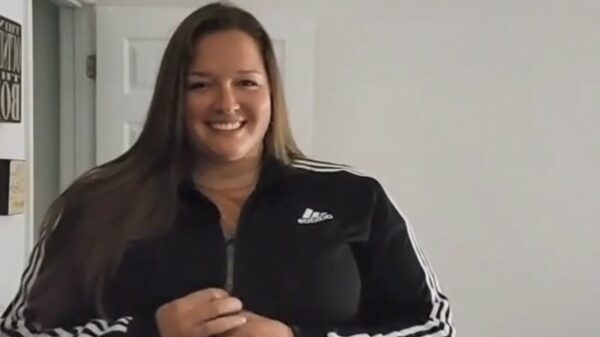 Dame showt d'r foute kersttrui